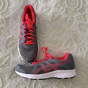 Almost New ASICS Jolt 2 Court Sneakers 9.5